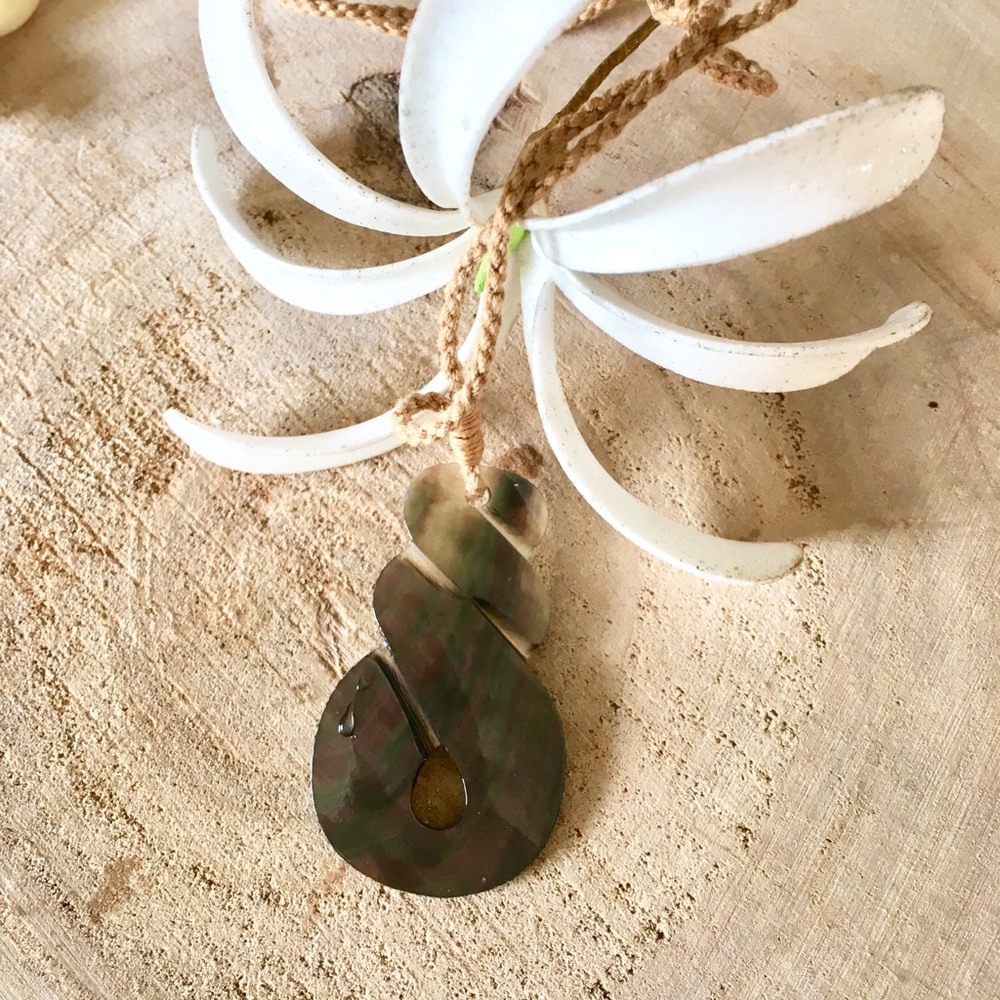 🌴Authentic Hawaiian Shell Carved Necklace🌴